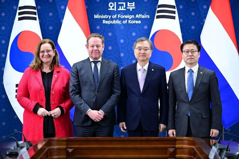 الصورة تظهر من اليسار إلى اليمين وزيرة التجارة والتنمية الهولندية أوكجي دي فريس، ووزير الخارجية الهولندي ديفيد فان ويل، ووزير الخارجية الكوري جو هيون، ووزير التجارة الكوري يو هان-كو، أثناء التقاط صورة تذكارية خلال الاجتماع الافتتاحي للحوار رفيع المستوى في مقر وزارة الخارجية بسيئول في 11 فبراير. (الصورة من وزارة الخارجية)