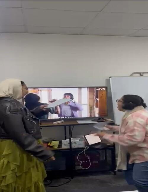 صورة لي وزميلتي نؤدي دوبلاج مشهد من مسلسل ’أجبني 1988‘. (الصورة من المراسلة أمنية أمير)