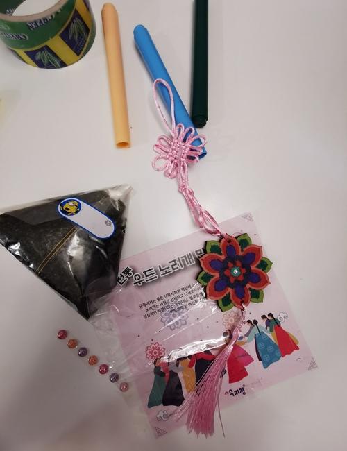 الـ’نوريغي‘ خاصتي بعد انتهائي من تزيينه ومثلث الكيمباب الذي صنعته في فقرة الطهي. (الصورة من المراسلة أمنية أمير)