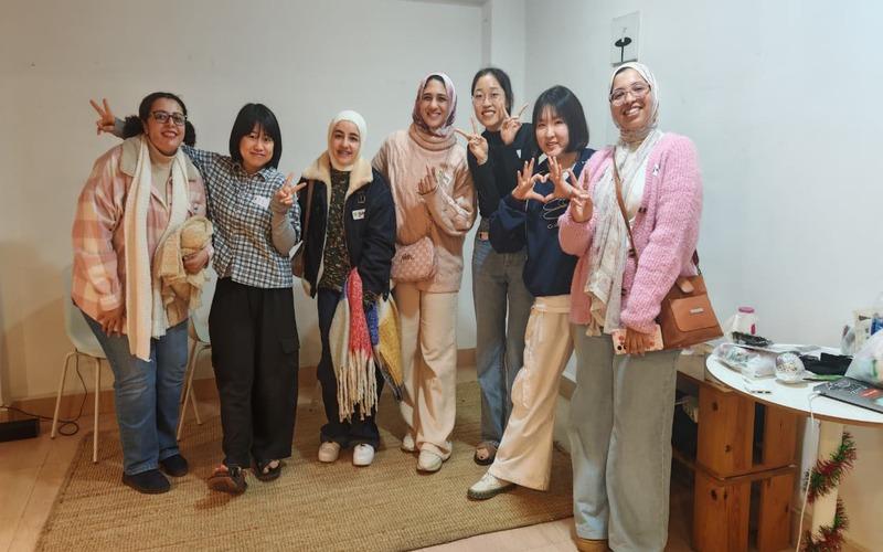 صورة لي رفقة زملائي وضيفتين كوريتين. (الصورة من المراسلة أمنية أمير)