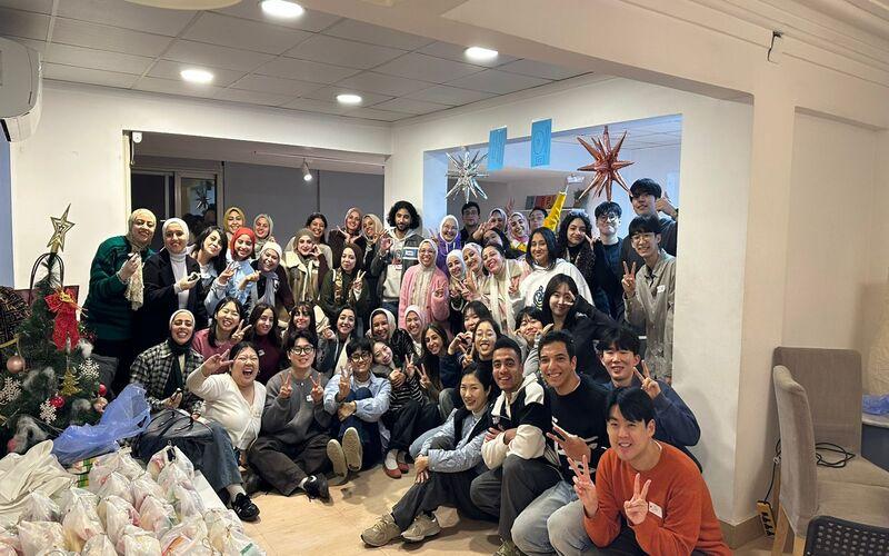 صورة جماعية للحاضرين المصريين والكوريين بفعالية ’القرية الكورية-النسخة الثانية‘ بأكاديمية ’ذا بلوسوم‘ للغة الكورية. (الصورة من صفحة أكاديمية ’ذا بلوسوم‘ على انستغرام)