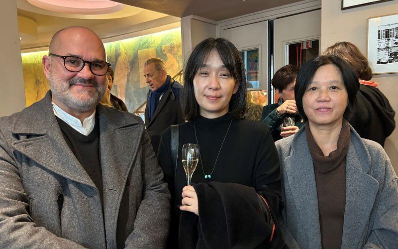 صورة للمترجم بيير بيزو مع المترجمة تشوي كيونغ ران والكاتبة هان كانغ. (تعود حقوق الصورة للكاتب بيير بيزو)