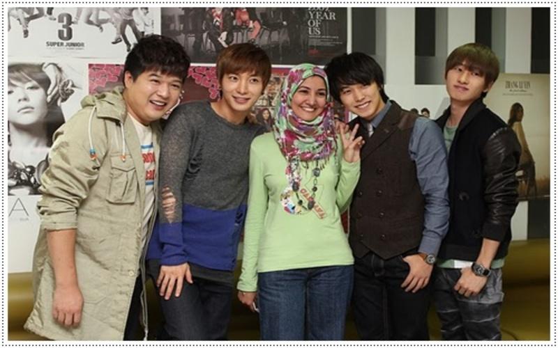 صورة تجمع فرقة سوبر جونيور مع سمر السيد عند زيارتها كوريا وعمل لقاء معهم بترتيب من إذاعة كي بي إس. ( المصدر المراسلة سمر السيد حسين)