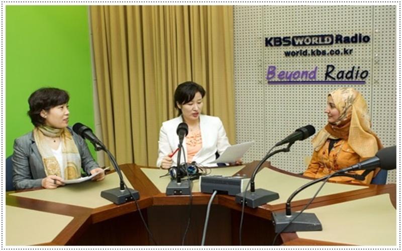 صورة من ذكرياتي توضح من اليمين سمر السيد ضيفة على برنامج لقاء الجمعة بإذاعة كي بي إس وبجانبي لؤلؤة بيه جانغ أوك وتليها نبيلة كو إن كيونغ مذيعتي القسم العربي بكي بي إس قبل خمسة عشر عاما (المصدر المراسلة سمر السيد حسين)