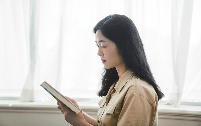 جلسة تصوير الكاتبة ’هوانغ بو-روم‘. (الصورة بعدسة: جيمين سونغ، شركة كلايهاوس تم أخذ الإذن باستخدامها)