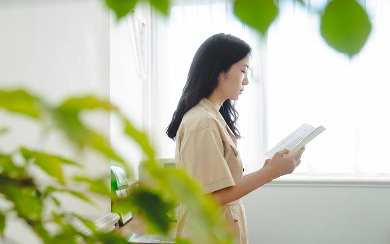 جلسة تصوير الكاتبة ’هوانغ بو-روم‘. (الصورة بعدسة: جيمين سونغ، شركة كلايهاوس تم أخذ الإذن باستخدامها)