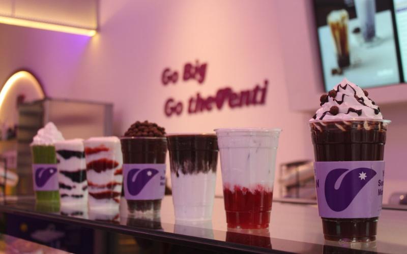 تظهر الصورة ديكور مشروبات ’ذافنتي’ المعروضة بشكل جمالي. ( الصورة من أسيل السيلاوي.)