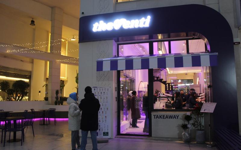 تظهر الصورة واجهة مقهى ’ذافنتي’ عشية حفل افتتاحه، وقبيل يوم من الإفتتاح الرسمي. (الصورة من أسيل السيلاوي.)