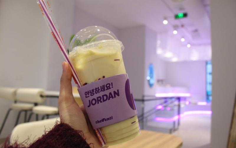 تظهر الصورة أول طلب في مقهى ’ذافنتي’ فرع الأردن، مشروب البطاطا الحلوة البارد. ( الصورة من أسيل السيلاوي.)