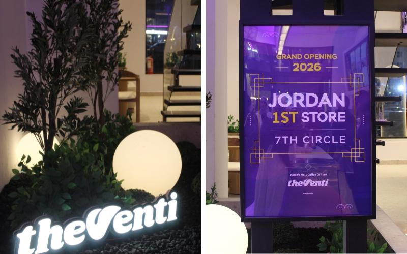 تظهر الصورة على اليمين لافتة تظهر أن المقهى، هو الفرع الأول لهم في الأردن، و على اليسار شعار المقهى بجانب اللافتة. (الصور من أسيل السيلاوي.)