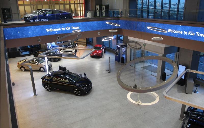 تظهر الصورة معرض ’كيا تاون‘ ، أكبر معرض لسيارات كيا في العالم، ويقع في العاصمة الأردنية، عمّان. ( الصورة من أسيل السيلاوي.)