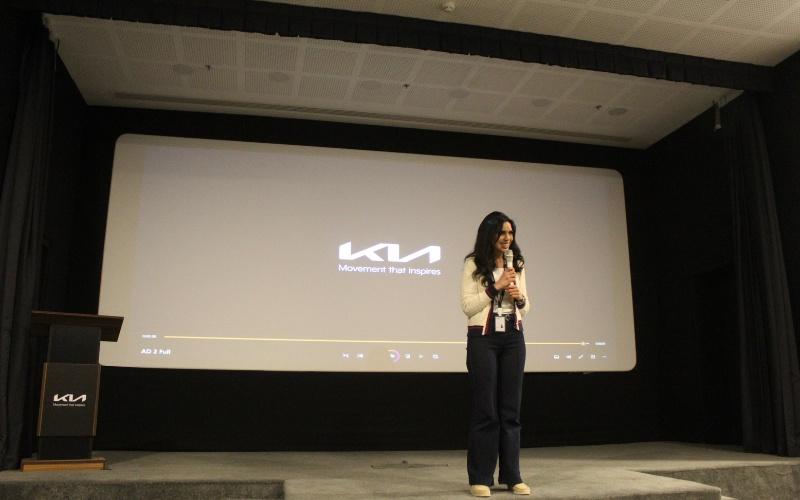 تظهر الصورة الكلمة الترحيبية من 'كيا تاون'، قبيل بدء عرض الفيلم الكوري 'حُلم'. ( الصورة من أسيل السيلاوي.)