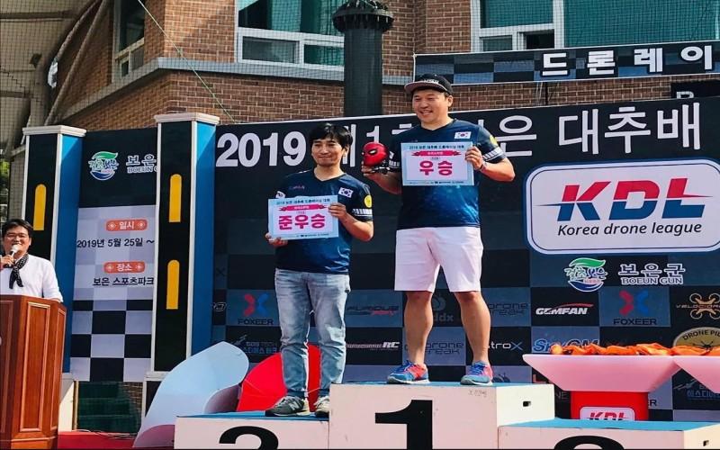 راسل كيم أثناء فوزه بمسابقة 