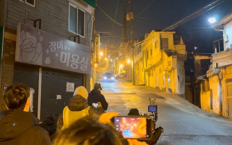 مشاهد من خلف الكواليس لتصوير دراما الزناد. (الصورة من راسل كيم مع الإذن باستخدامها)