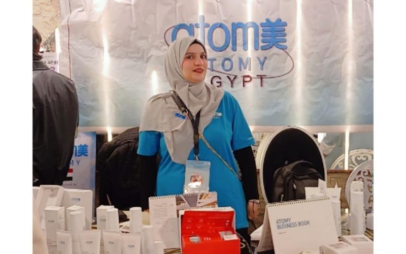 صورتي الشخصية أثناء الفعالية مع ستور شركة أتومي.(الصورة من المراسلة أسماء النحاس)