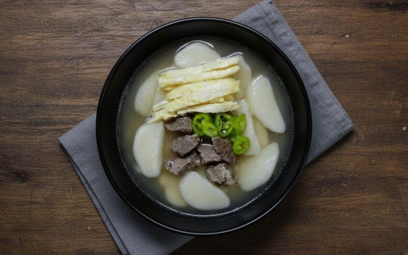 الصورة تظهر حساء كعك الأرز الكوري التقليدي 'توك غوك'. (الصورة من غدير محمد.)