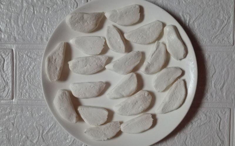 الصورة تظهر كعك الأرز الكوري الذي أعددته في المنزل، حيث قمت بعجن دقيق الأرز مع الماء المغلي المضاف إليه ملعقة من الملح، ثم قمت بتقطيعه إلى شرائح. (الصورة من غدير محمد.)