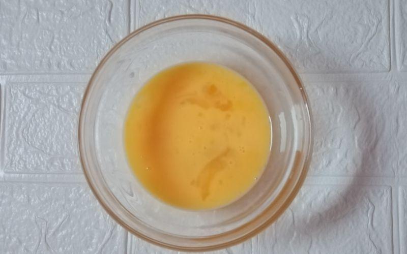 الصورة تظهر خطوة البيض قبل طهيه لاضافته للتزيين. (الصورة من غدير محمد.)