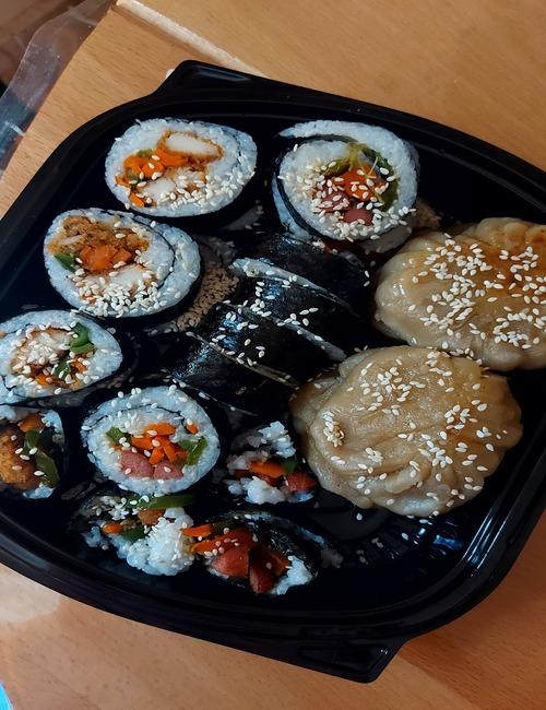 الصورة توضح وجبة الكيمباب بالسوسيس / البانية والماندو. (الصورة بواسطة الشيف فاطمة من صفحتها على الفيسبوك)