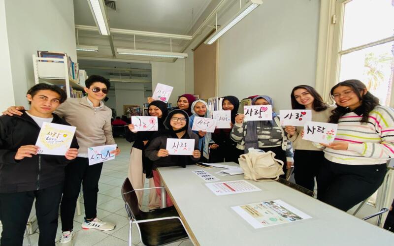 صورة جماعية بعد الانتهاء من الحصة الثانية وكتابة سارانغ. (الصورة من المراسلة سنية محمود حسين)