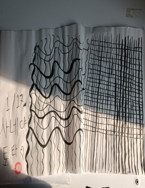 صورة من الحصة الاول أثناء التدرب على استخدام الفرش والحبر. (الصورة من المراسلة سنية محمود حسين)