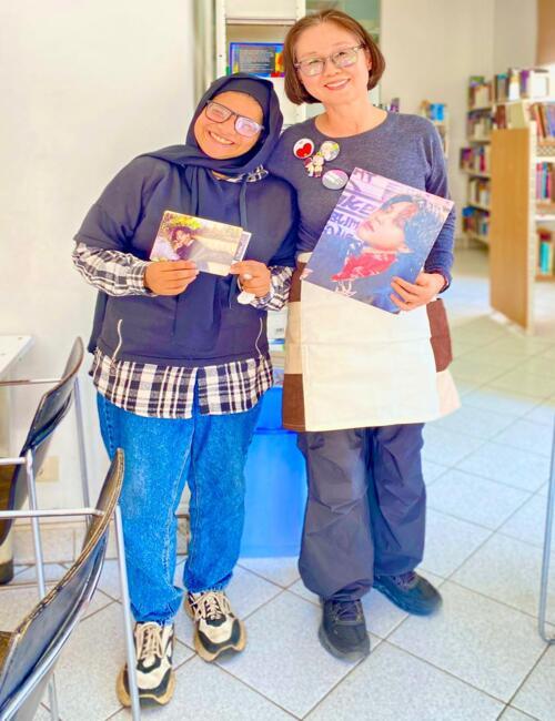 صورتي مع معلمة الخط الكورى. (الصورة من المراسلة سنية محمود حسين)