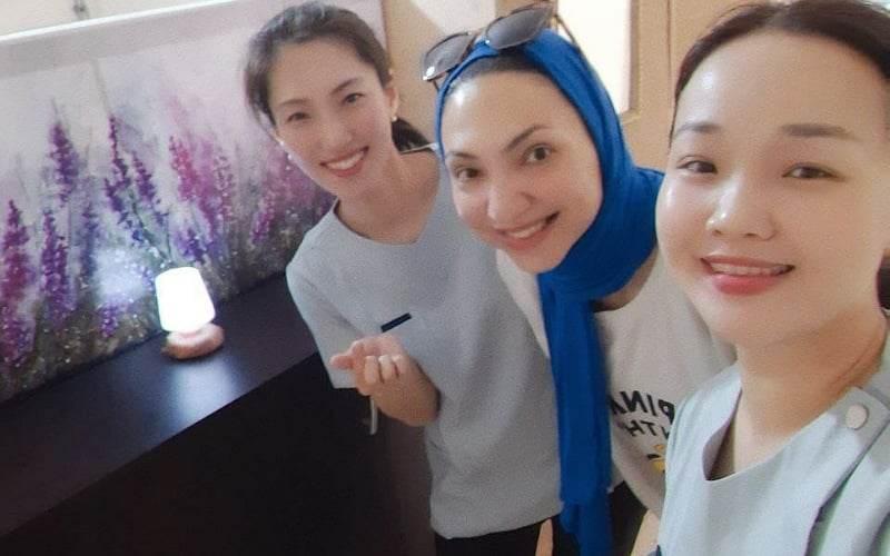 صورتي مع متخصصتين العناية بالبشرة والشعر ايمان وحياة. (الصورة من شيماء رشدي مع الإذن.)