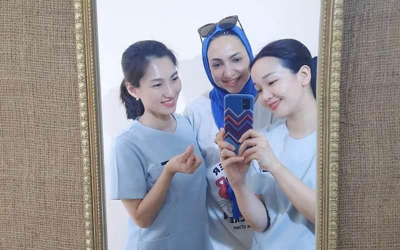 صورتي مع حياة وايمان بعد الإنتهاء من تجفيف الشعر وإحساسي بالسعادة. (الصورة من كلوي متخصصة العناية بالشعر مع الإذن بالإستخدام.)