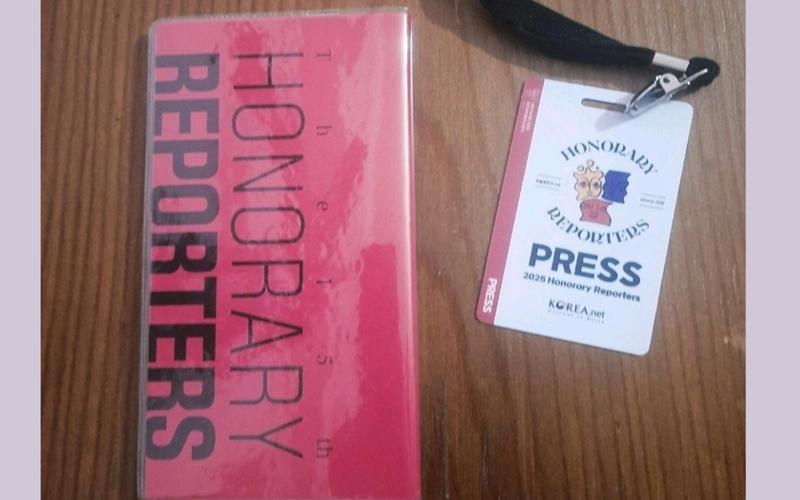 الصورة توضح هدية كوريا نت للمراسلين الفخريين. (الصورة من مريم صلاح)