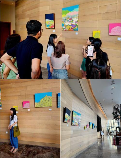 نرى في الصور الفنانة ييريم لي أثناء مشاركتها في معرض فني أُقيم في دبي في إبريل 2025 حيث تزين أعمالها الفنية ردهة فندق إنديجو دبي، ونراها كذلك موجودة مع الجماهير المحبة للفن وهي تشرح لوحاتها ورؤيتها الفنية (الصور من ييريم لي وتم أخذ الإذن لاستخدامها.)