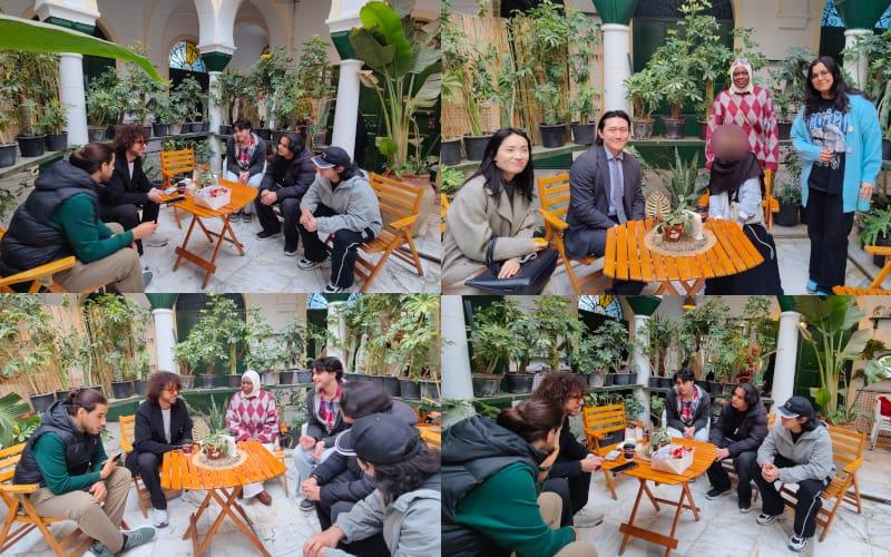 على اليمين صورة جماعية تجمع موظفين السفارة ومؤسسة النادي الثقافي الكوري زينب محمد (الصورة من زينب)