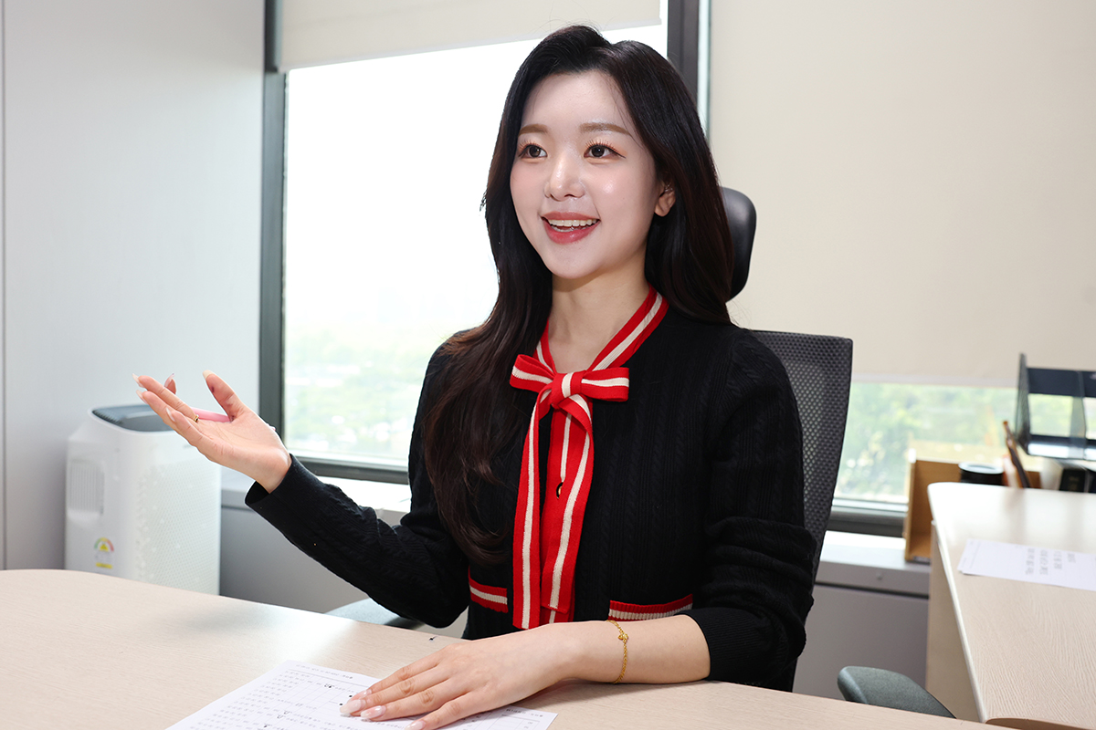 المذيعة نو هي-جي تتحدث عن قصة حياتها والدافع وراء تحديها لتصبح مذيعة أخبار خلال مقابلتها مع كوريا نت يوم 15 أبريل. (المصدر: كوريا نت)