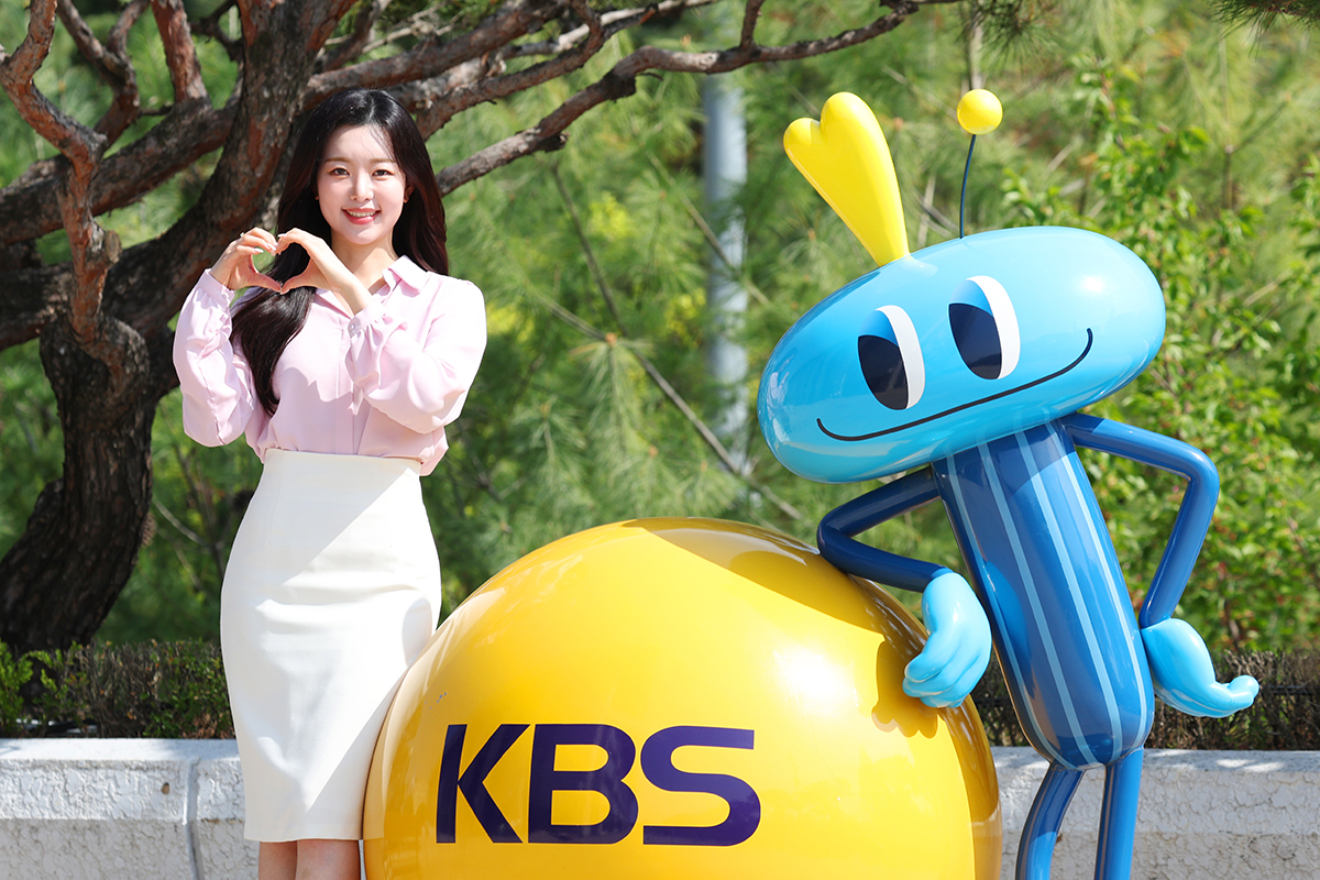 المذيعة نو هي-جي تتخذ وضعية تصويرية في ختام المقابلة يوم 15 أبريل. (المصدر: كوريا نت)