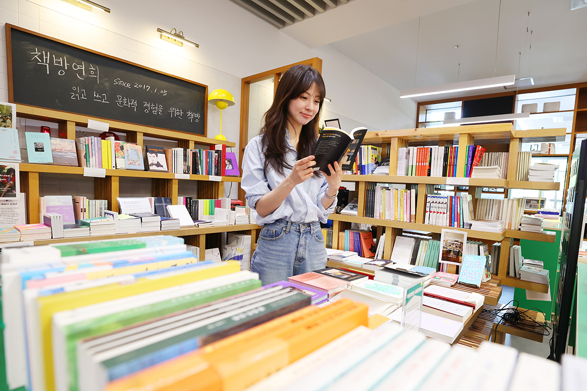 مواطنة تستغرق في القراءة داخل مكتبة «تشيك بانغ يون هي» المستقلة في منطقة غوانغهوامون بحي جونغنو-غو وسط سيئول، يوم 23 أبريل، تزامناً مع «اليوم العالمي للكتاب وحقوق المؤلف».