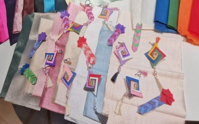 النوريغي وفواصل الكتب الذين قام المشاركون في ورشة طي الورق الكوري بعملهم. (الصورة من أمنيه أمير)