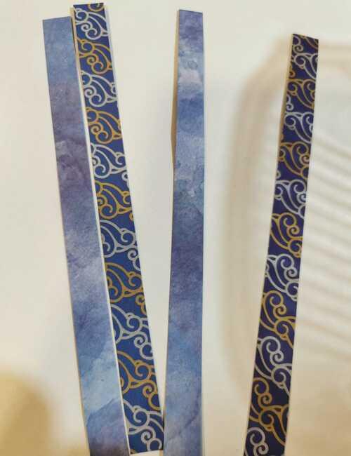 الشرائط الورقية الأربعة المستخدمة في عمل فاصل الكتاب. (الصورة من أمنيه أمير)