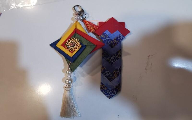 النوريغي وفاصل الكتاب الذين قمت بعملهما في الورشة. (الصورة من أمنيه أمير)