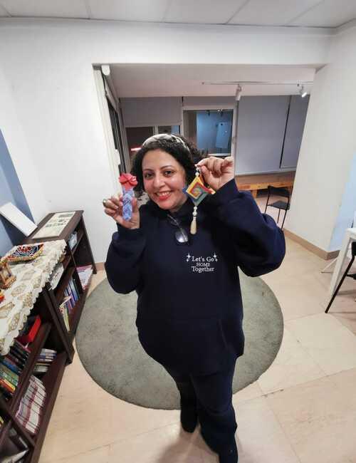 صورة لي ممسكة بالنوريغي وفاصل الكتاب الذين قمت بعملهما- (الصورة من أمنيه أمير)