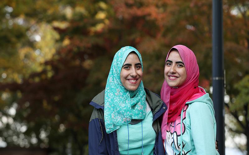 سلوى الزيني وإسراء الزيني خلال رحلتهم إلى سيئول عام 2016 (الصورة من كوريا.نت)