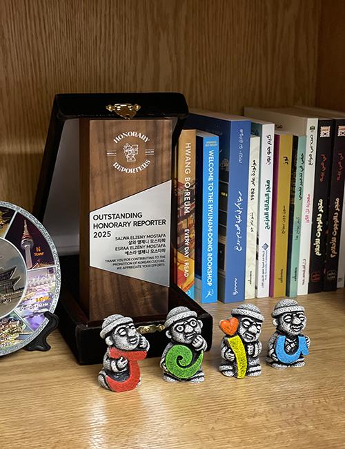 الدرع التي حصلت عليه المراسلتان سلوى الزيني وإسراء الزيني (الصورة من إسراء الزيني )