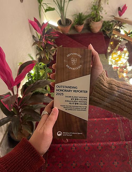 الدرع التي حصلت عليه المراسلتان سلوى الزيني وإسراء الزيني (الصورة من إسراء الزيني )