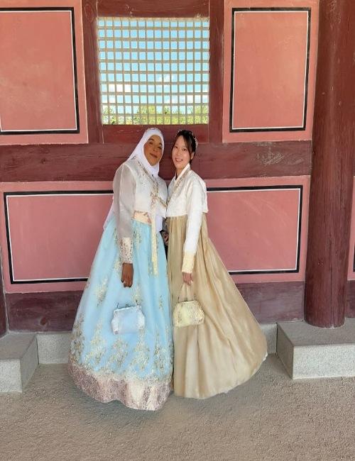 تجمع الصورة الباحثة عائشة مع صديقتها الكورية. (مصدر الصورة:عائشة رمضان.)