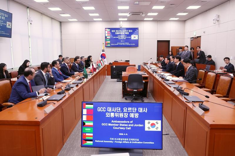 رئيس اللجنة البرلمانية للشؤون الخارجية والتوحيد كيم سوك-كي وغيره من أعضاء اللجنة يعقدون اجتماعا مع سفراء الدول الأعضاء في مجلس التعاون الخليجي والأردن في الجمعية الوطنية في سيئول في 8 أبريل؛ وهم السفير الإماراتي عبد الله سيف النعيمي، والقائم بالأعمال بالإنابة في السفارة السعودية فهد بن محمد بركة، وسفير دولة قطر خالد بن إبراهيم الحمر، والقائم بالأعمال بالإنابة في السفارة الكويتية المستشار عمار عبد الحافظ معرفي، وسفير سلطنة عُمان الشيخ زكريا بن حمد السعدي، وسفير البحرين سعود حسن النصف، والسفيرة الأردنية أسل التل. (الصورة من لجنة الشؤون الخارجية والتوحيد بالجمعية الوطنية)