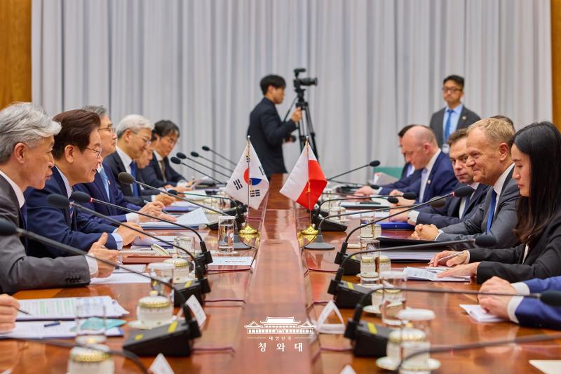 الرئيس لي جيه ميونغ ورئيس الوزراء البولندي دونالد توسك يعقدان قمة في البيت الأزرق بسيئول في 13 أبريل. (الصورة من البيت الأزرق لجمهورية كوريا)