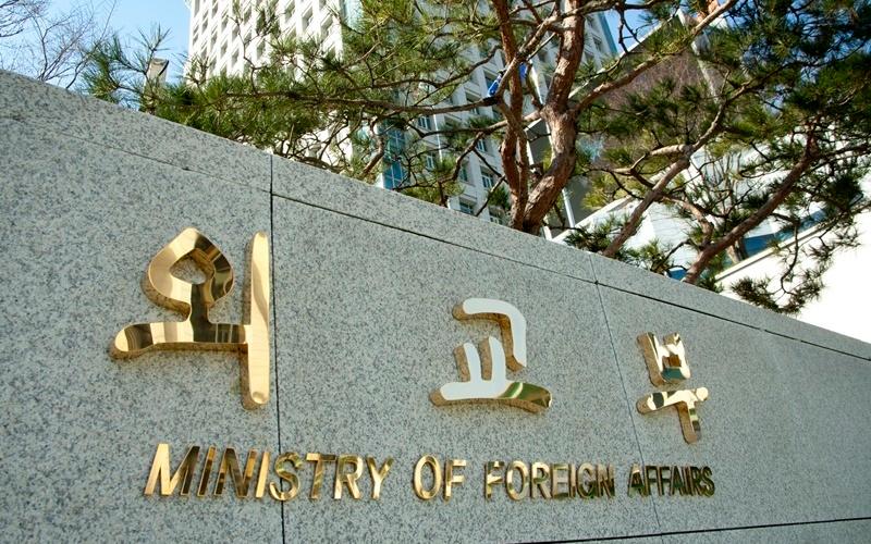 أعلنت وزارة الخارجية، يوم الأربعاء 15 أبريل، عن قرار الحكومة تقديم مساعدات إنسانية بقيمة 500 ألف دولار إلى إيران عبر اللجنة الدولية للصليب الأحمر، وذلك في أعقاب تقديمها مساعدات إنسانية بقيمة مليوني دولار إلى لبنان من خلال منظمة الأمم المتحدة للطفولة (اليونيسف) والمفوضية السامية للأمم المتحدة لشؤون اللاجئين. (الصورة من وزارة الخارجية)