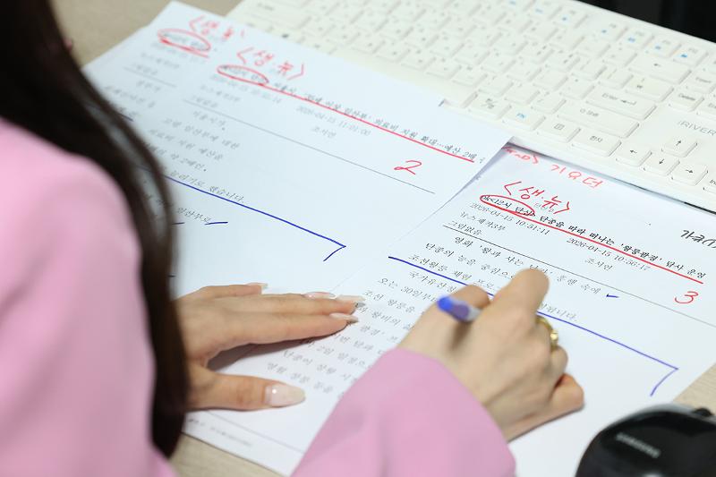 المذيعة نو هي-جي تراجع النصوص والمسودات قبل الانطلاق في بث الأخبار مباشرة بمقر هيئة &laquo;كي بي إس&raquo; يوم 15 أبريل. (المصدر: كوريا نت)