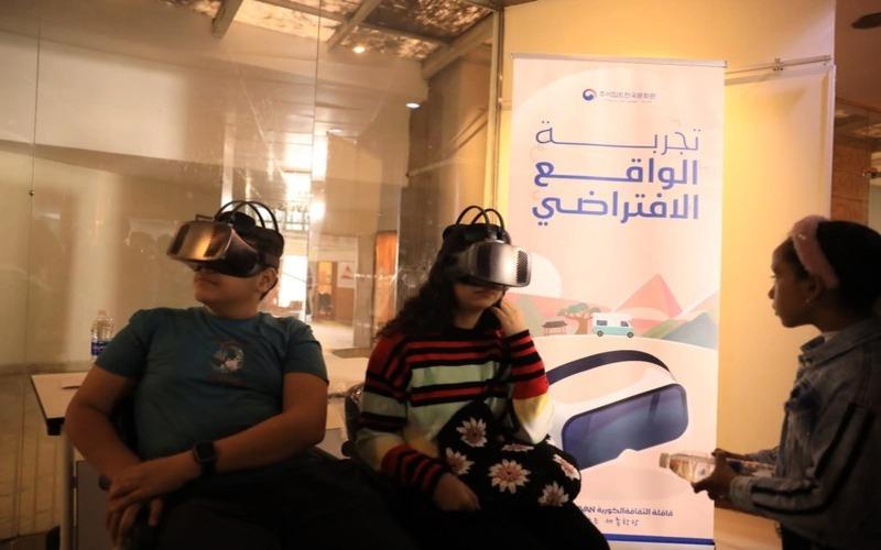 صورة من فعالية استكشاف معالم كوريا عبر تقنية الواقع الافتراضي. (الصورة من زينب نيازي حسن)