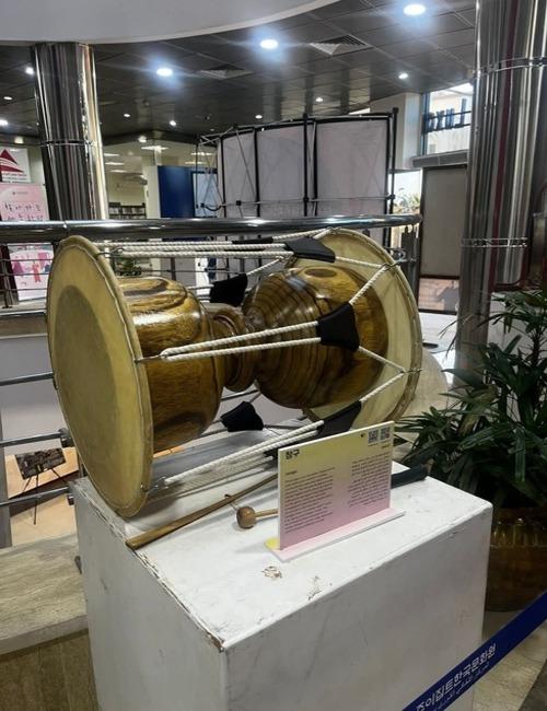 صور من معرض الآلات الموسيقية الكورية التقليدية. (الصور من زينب نيازي حسن)