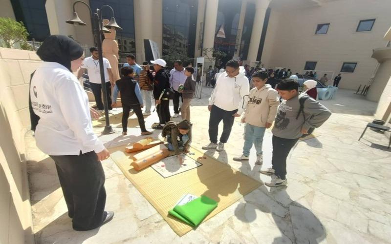 صور للأطفال وهم يشاركون في لعب بعض الالعاب الكورية. (الصور من زينب نيازي حسن)