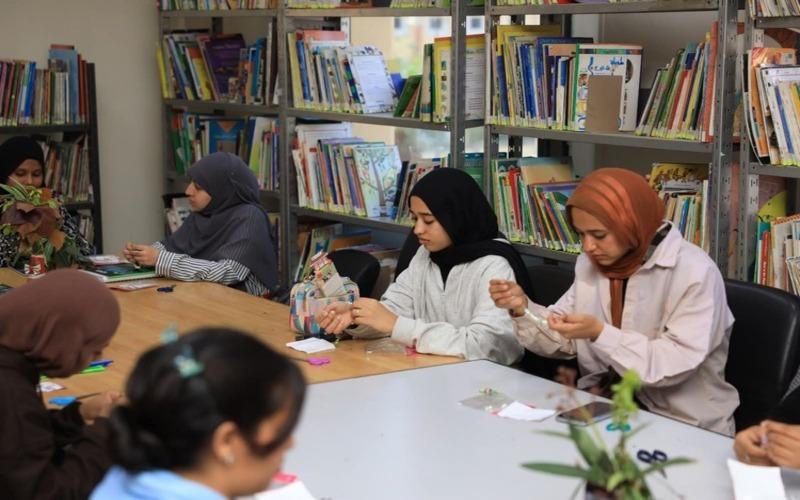 صورة من ورشة صناعة الأساور الملونة. (الصورة من الصفحة الرسمية للمركز الثقافي الكوري بمصر على الفيسبوك)